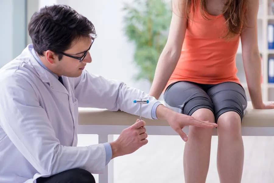 Jak bada neurolog – co powinieneś wiedzieć przed wizytą u specjalisty