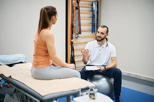 Czy fizjoterapeuta to lekarz? Poznaj kluczowe różnice i role w medycynie