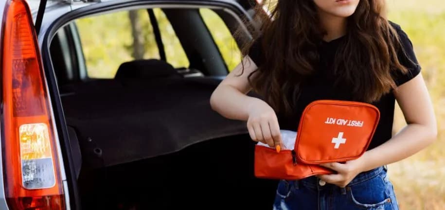Czego nie powinna zawierać apteczka samochodowa, by uniknąć zagrożeń?