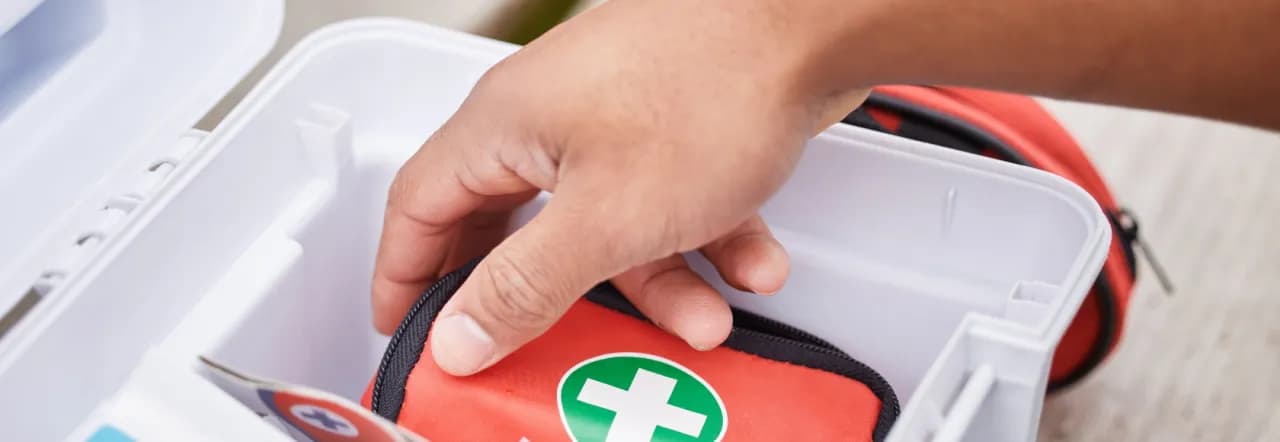 Co znajdziemy w apteczce pierwszej pomocy? Kluczowe elementy, które musisz mieć