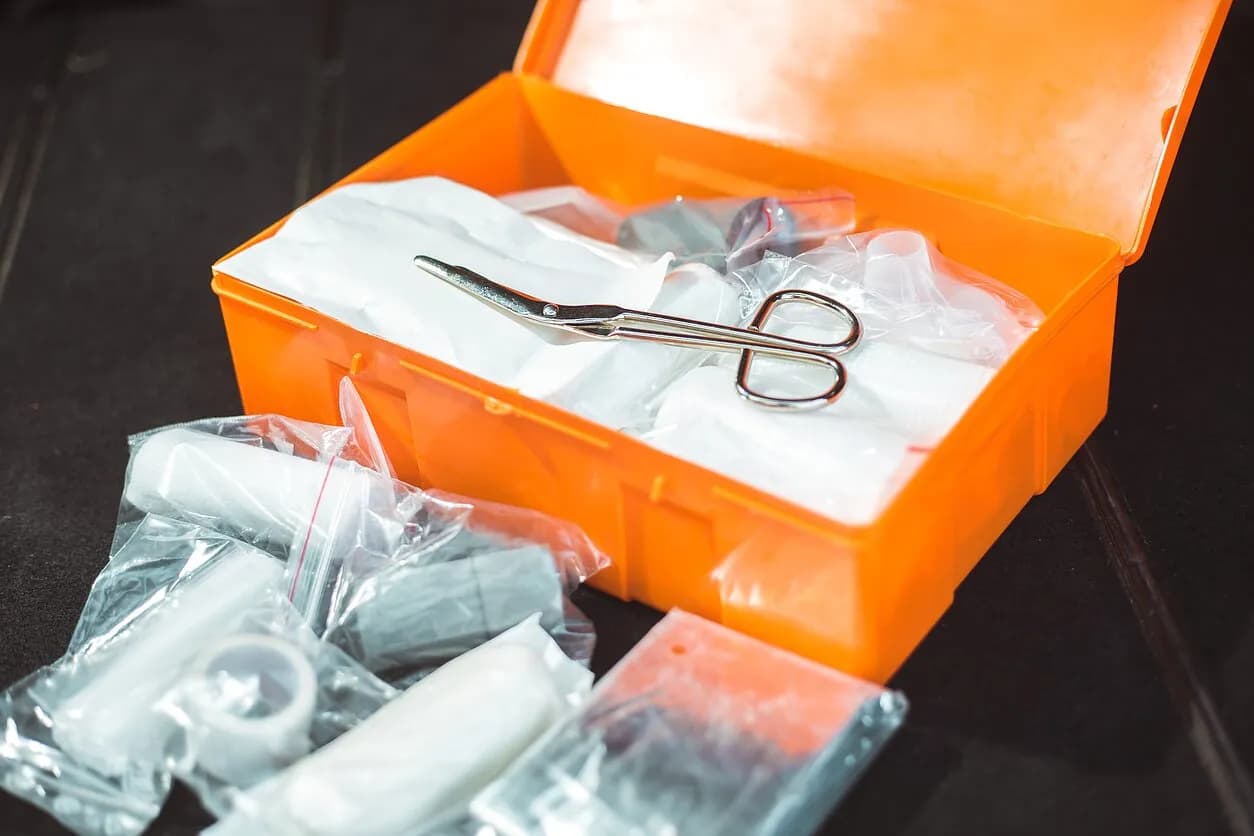 Czy apteczka samochodowa ma termin ważności? Sprawdź, co musisz wiedzieć