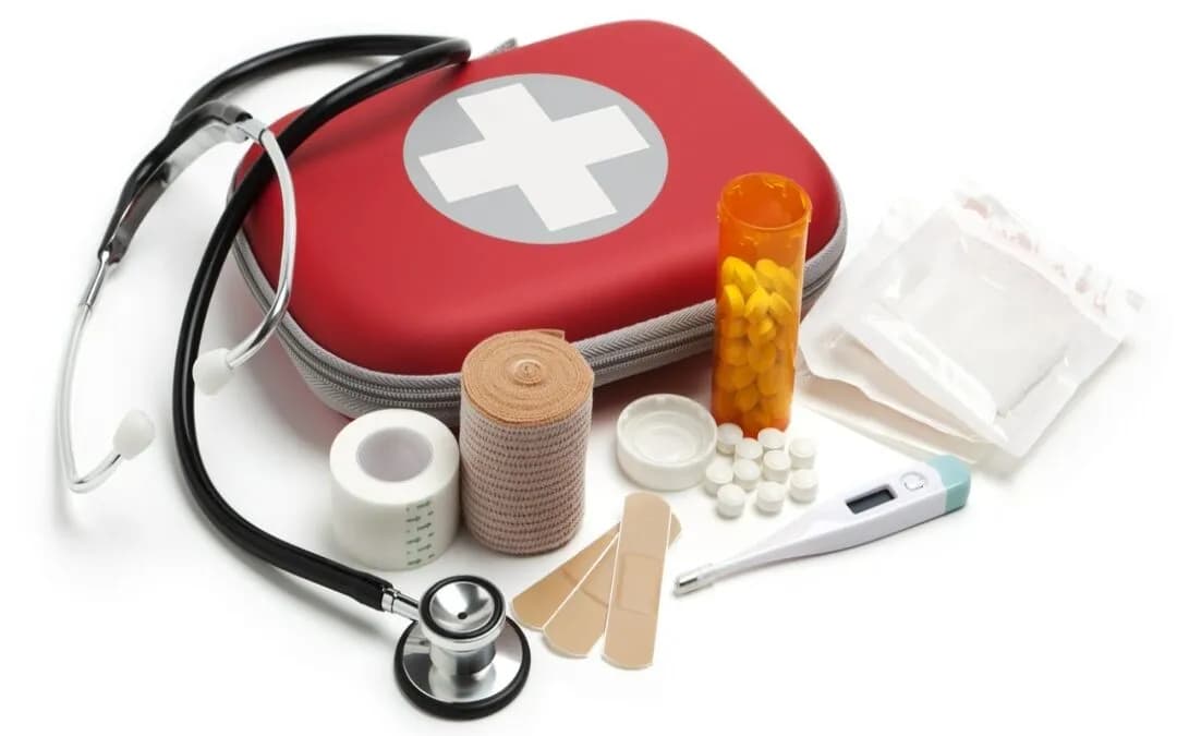 Czy w apteczce pierwszej pomocy powinny znajdować się leki? Odpowiedź, która zaskakuje