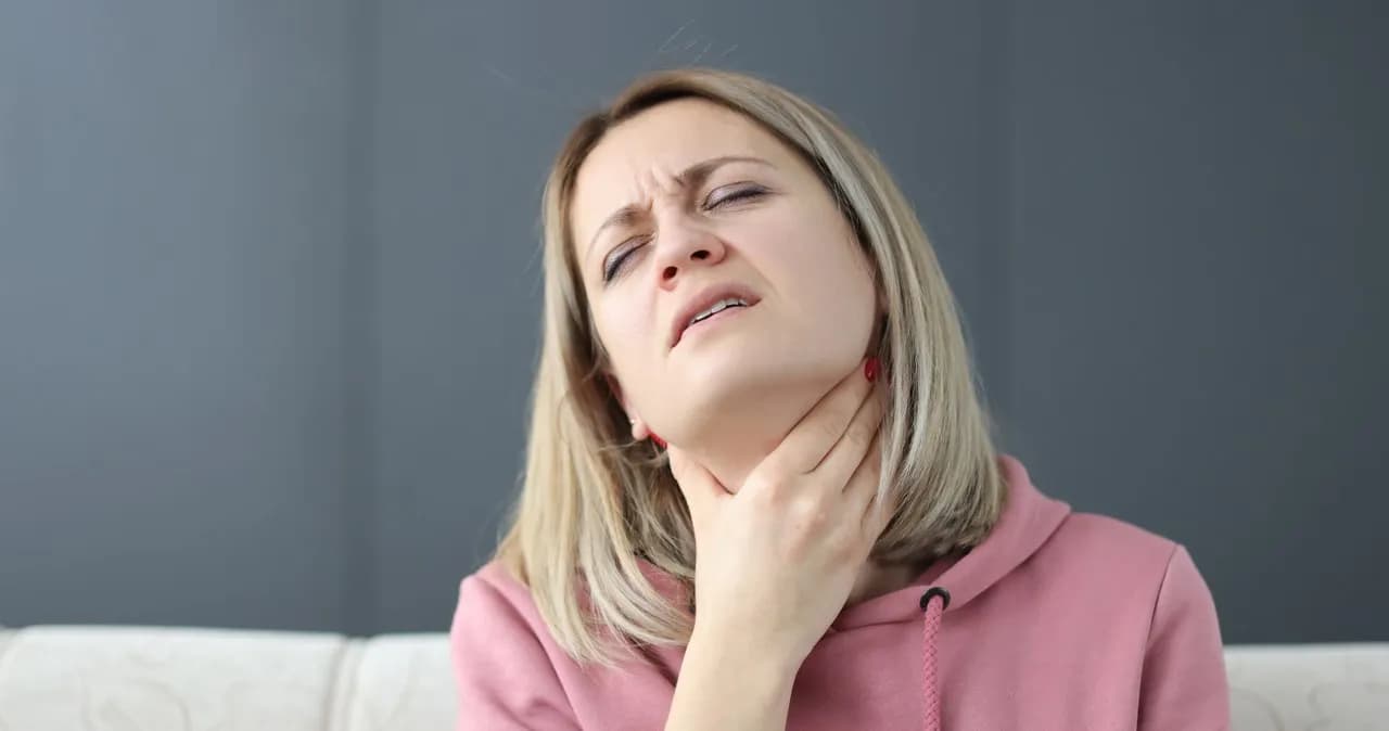 Czy alkohol pomaga na ból gardła? Dlaczego lepiej go unikać